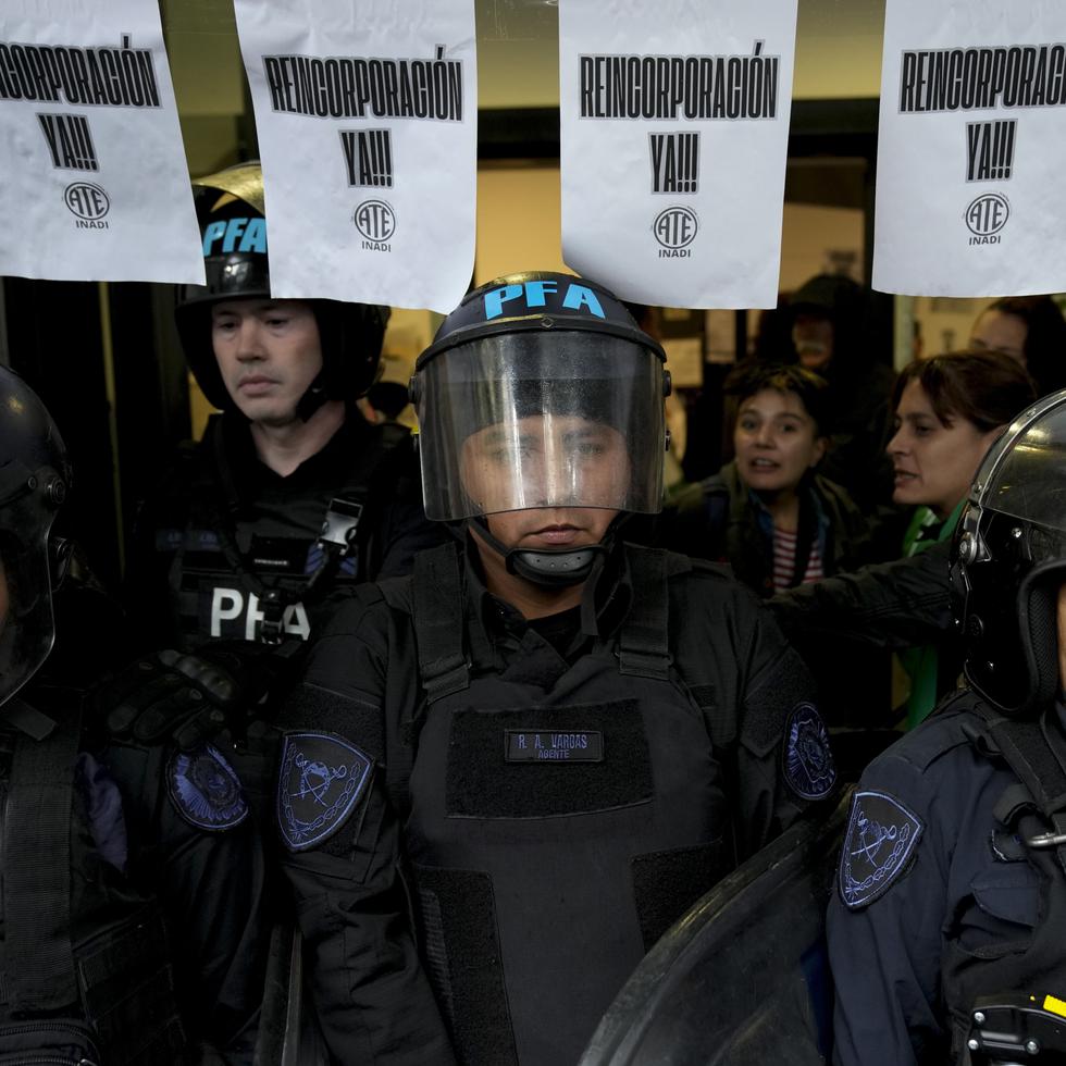 La policía hace guardia fuera del Instituto Nacional contra la Discriminación, la Xenofobia y el Racismo (INADI) para impedir la entrada de trabajadores que fueron despedidos en Buenos Aires, Argentina, el miércoles 3 de abril de 2024.