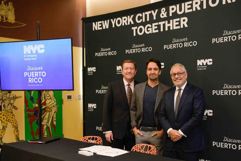 Desde la izquierda: Brad Dean, principal ejecutivo de Discover Puerto Rico; Lin-Manuel Miranda; y Charles Flateman, vicepresidente de la Junta de Directores de NYC & Company. (Suministrada)