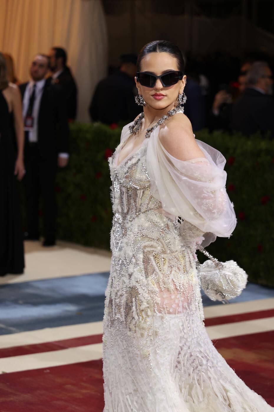 La cantante española Rosalía desplegó el glamour requerido por el evento en una creación Givenchy Haute Couture, del diseñador Matthew M. Williams. 

