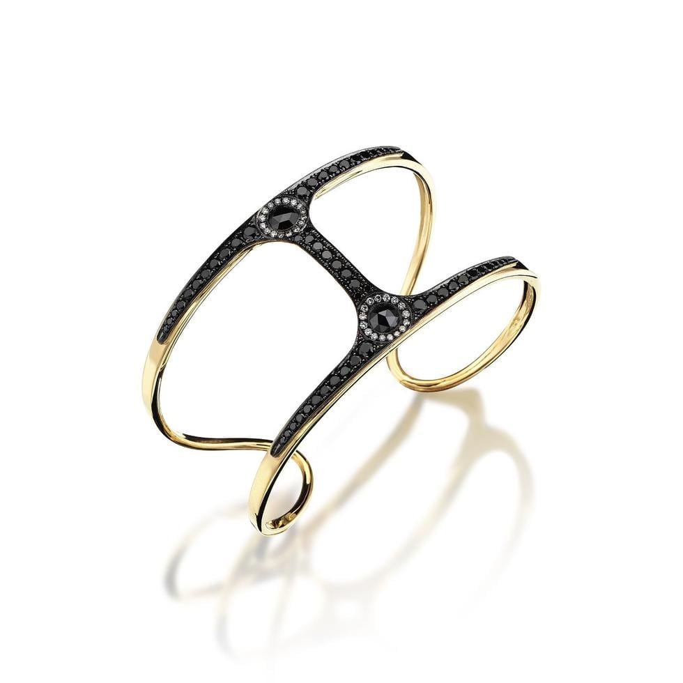 Pulsera con forma irregular adornada con brillantes y diseñada por Norman Covan, la encuentrsa solo en Lido Jewelers.