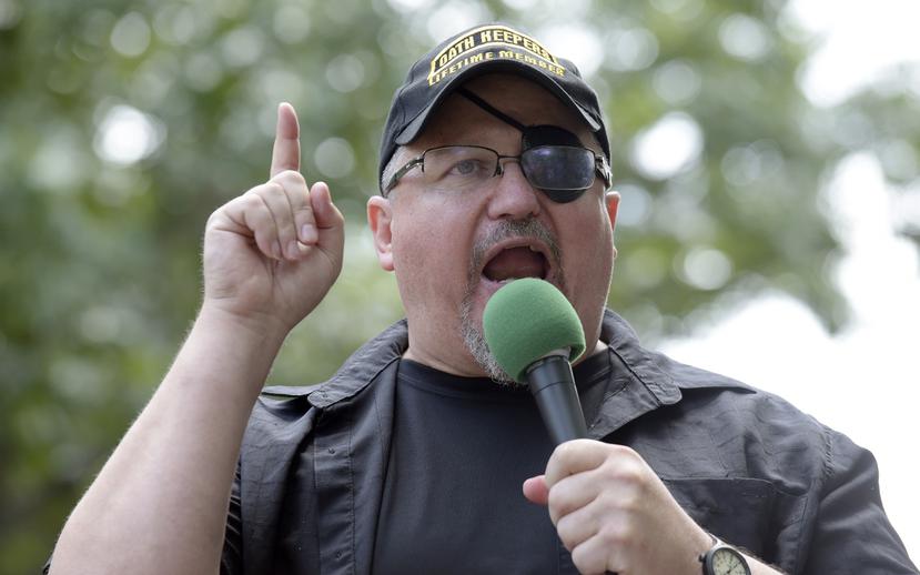Stewart Rhodes, fundador del grupo extremista Oath Keepers, habla en un acto frente a la Casa Blanca, Washington, 25 de junio de 2017. (Archivo)