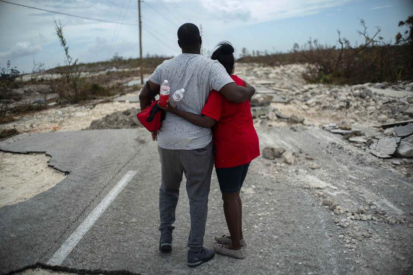 Dos personas contemplan la catástrofe dejada por el poderoso ciclón. (AP)