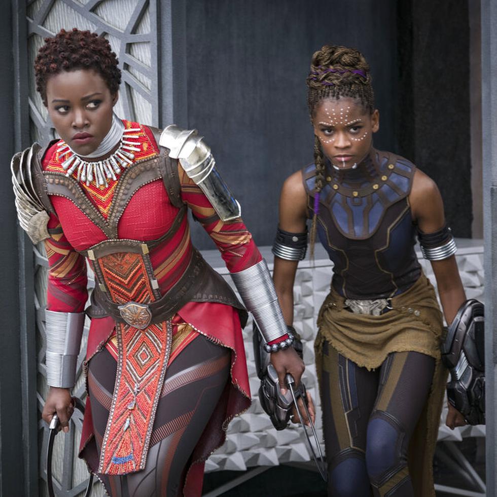 En esta imagen difundida por Disney, Lupita Nyong'o, a la izquierda, y Letitia Wright en una escena de "Black Panther" de Marvel Studios. The Walt Disney Co. postergó las fechas de estreno de muchas de sus películas, incluyendo la próxima entrega de Black Panther, “Wakanda Forever”, actualmente en producción.