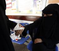 Una mujer recibe tratamiento contra el cólera en un hospital de Saná, Yemen. (EFE)