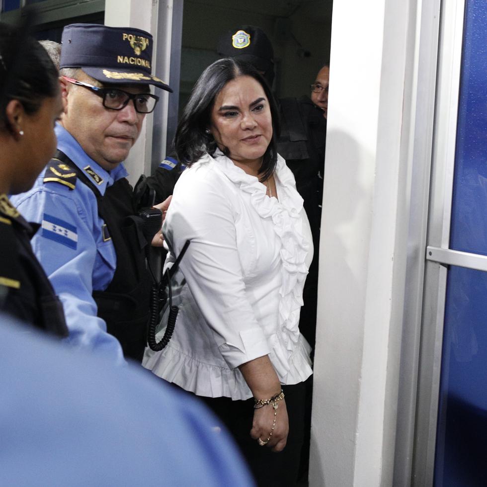 La ex primera dama hondureña Rosa Elena Bonilla de Lobo sale de la corte luego de su condena por cargos de corrupción.