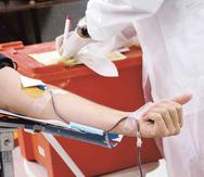 La Cruz Roja explica que “la mayoría” de inmunizados no necesita dejar pasar tiempo de donar sangre, siquiera tras recibir las dosis, siempre que no noten fiebre u otros síntomas y se sientan bien en el momento de la donación.
