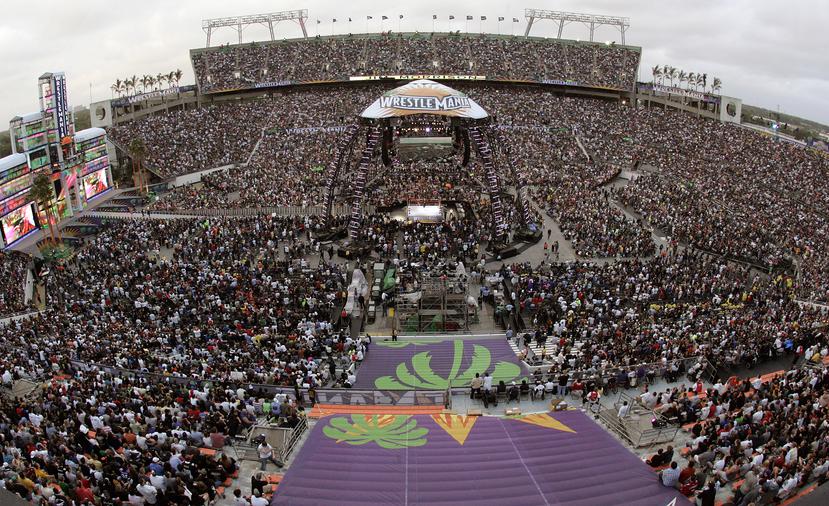 Imagen de la asistencia en el Citrus Bowl Stadium de Orlando, Florida, para WrestleMania 24 en 2008.