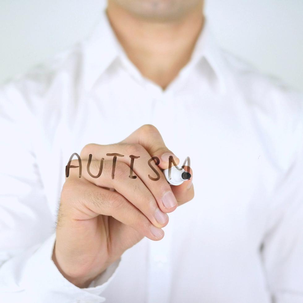 La transición al mundo del empleo, del adiestramiento vocacional o, incluso, de estudiar en una universidad, puede ser más difícil para algunos jóvenes con autismo.
