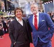 Tom Cruise, izquierda, y el director Christopher McQuarrie posan para retratos a su llegada al estreno de la película "Mission: Impossible - Dead Reckoning Part One" el 22 de junio de 2023 en Londres. (Vianney Le Caer/Invision/AP)