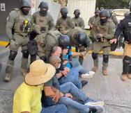 Captura de pantalla del momento en que agentes de la División de Arrestos Especiales comenzaron a remover al grupo de manifestantes.