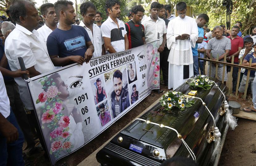 Amigos y familiares asisten al funeral de algunas de las víctimas de los atentados del pasado domingo en Colombo, Sri Lanka. (EFE)