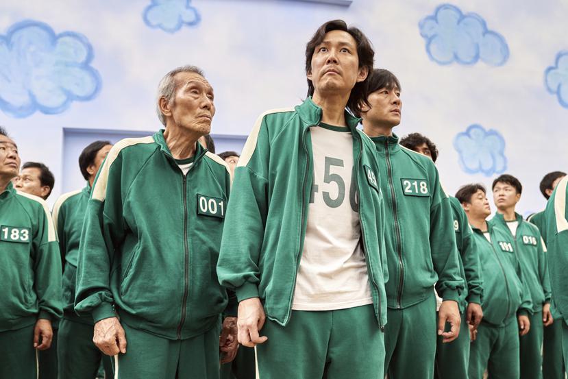 El actor de 78 años, O Yeong-su a la extrema izquierda, enfrenta las acusaciones por supuesto abuso sexual.En la foto los actores Lee Jung-jae y Park Hae-soo, de la serie "Squid Game" (Netflix via AP)