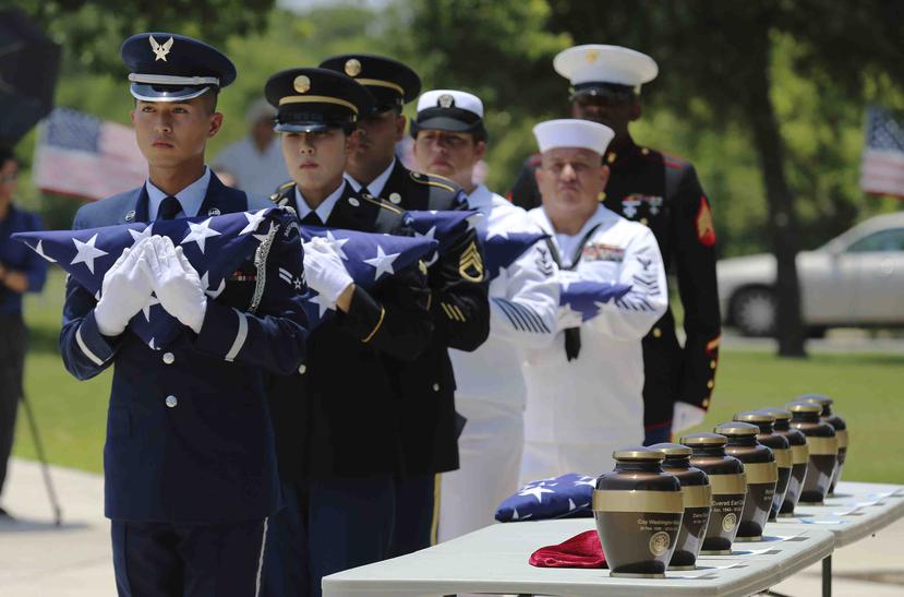 La Guardia de Honor de las fuerzas armadas se preparan para presentar las banderas dobladas en el Cementerio Nacional del Fuerte Sam Houston. (AP)