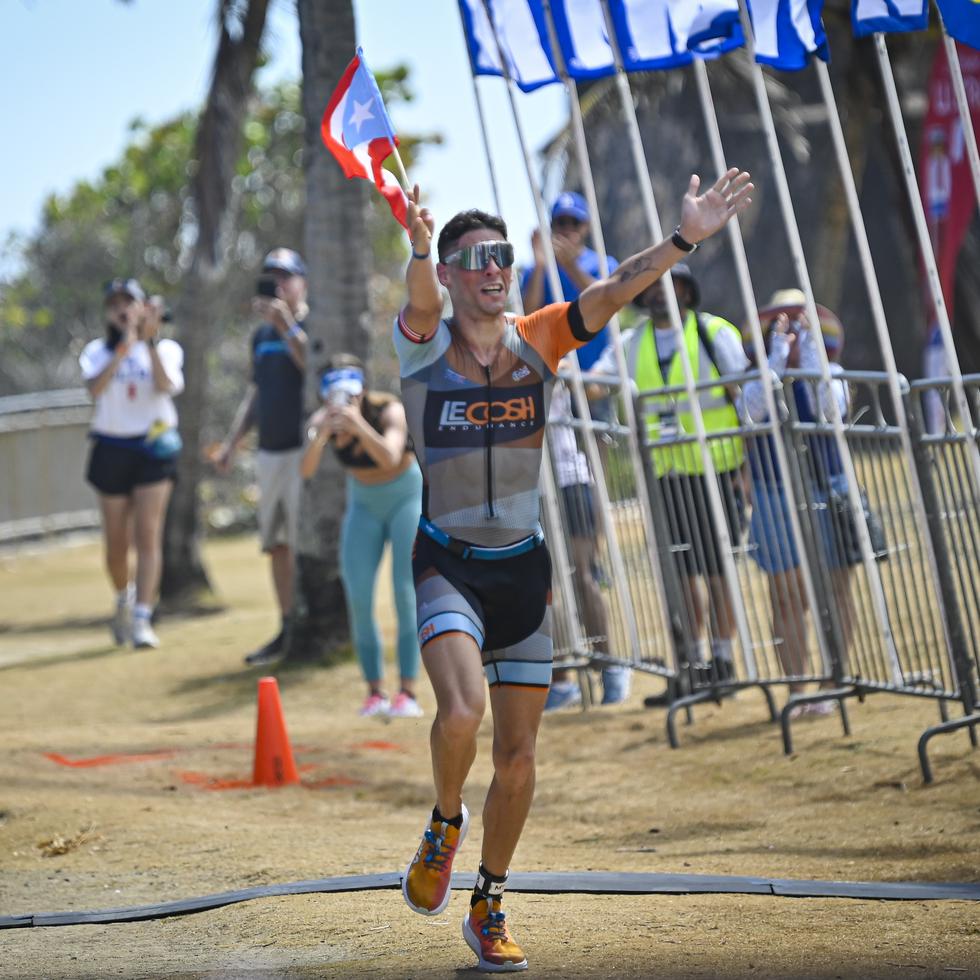 Javier Figueroa, ganador de la edición del año pasado del Ironman 70.3 Puerto Rico, al llegar a la meta.