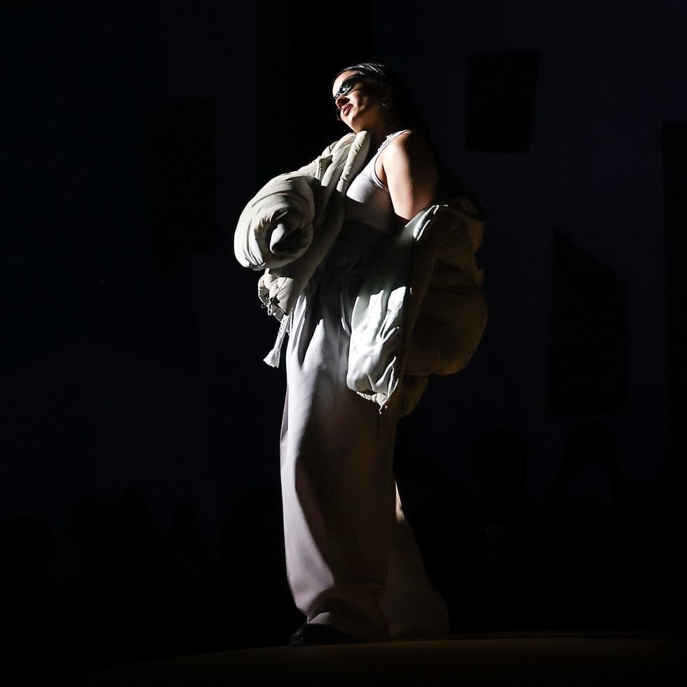 La cantante española Rosalía actuó durante la presentación de la Colección Otoño/Invierno 2023/2024 de Louis Vuitton en la Semana de la Moda de París.