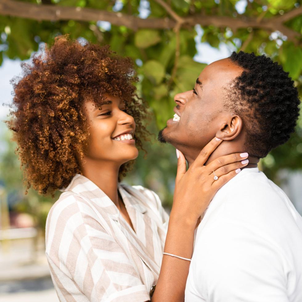 Hablar abiertamente sobre deseos, miedos y expectativas puede transformar la experiencia sexual y fortalecer la conexión de pareja.