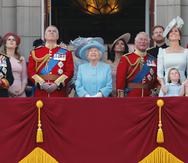 Elizabeth II comparte con su familia en “Trooping the Colour”, un evento que se lleva a cabo en Reino Unido desde 1748 con el propósito de celebrar el cumpleaños “oficial” del monarca y que suele tener lugar el segundo sábado de junio. (Archivo)