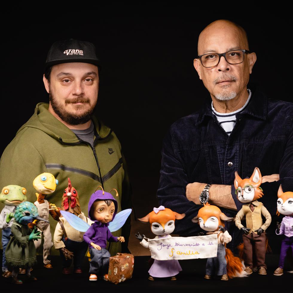 Mauricio Cortés y Enrique Renta, directores creativos del proyecto, posan junto a los personajes creados para el cortometraje.