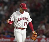 El abridor de los Angelinos de Los Ángeles, Shohei Ohtani (17), reacciona en la parte alta del sexto inning del juego de la MLB que enfrentó a su equipo con los Reales de Kansas City.