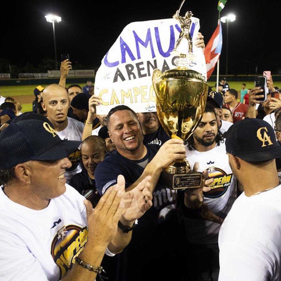 Dennis Pérez, con el trofeo en mano, volverá a fungir como jugador y dirigente de los campeones Arenosos en el torneo 2024.