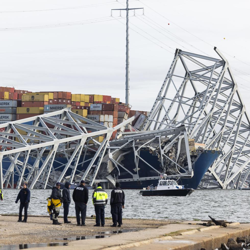 Personal de rescate se reunió el miércoles en la orilla del río Patapsco, después de que un buque portacontenedores chocara contra el puente Francis Scott Key provocando su colapso en Baltimore, Maryland.