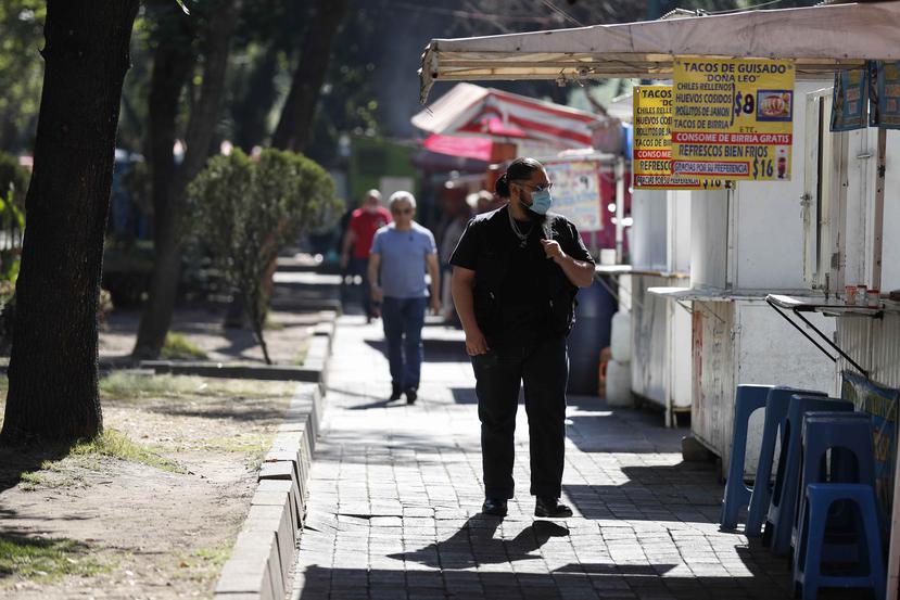 Un hombre observa estaciones de comida rápida en una calle de Ciudad de México. (AP)