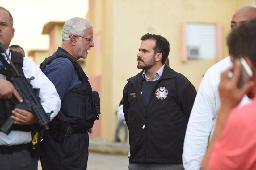 Ricardo Rosselló y Héctor Pesquera conversan durante el operativo. (Foto/Twitter/ Fortaleza)