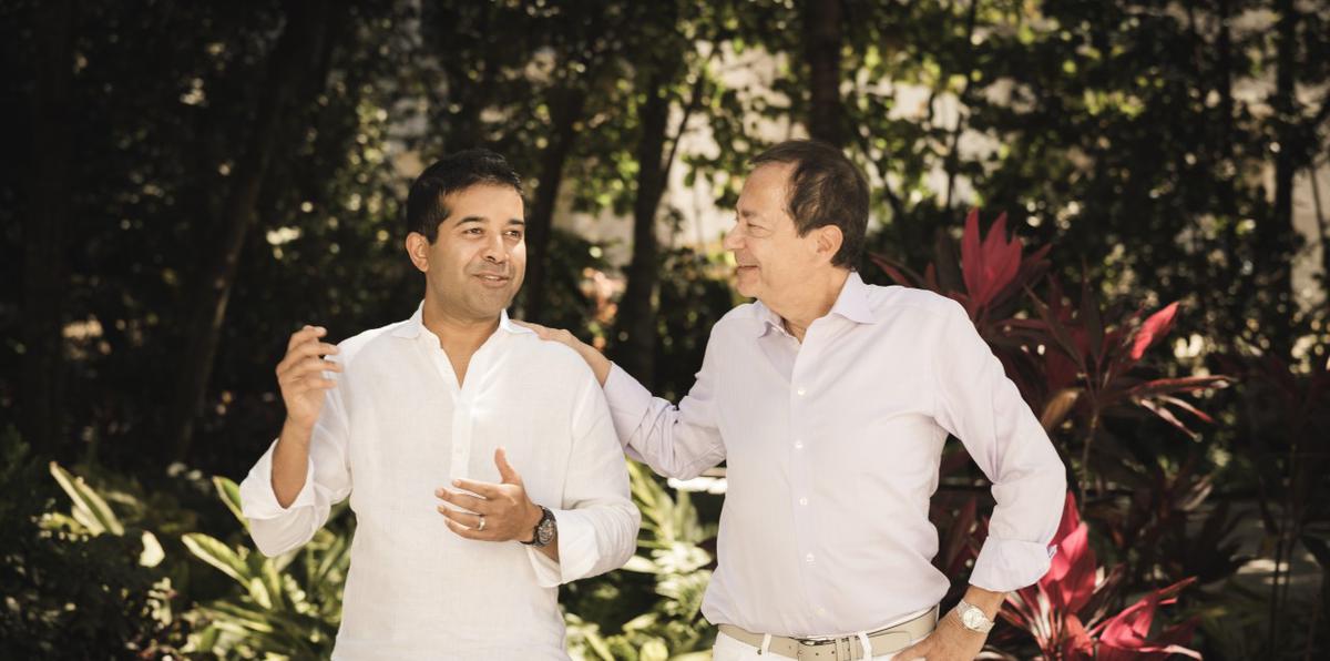 Fahad Ghaffar junto a su antiguo socio John Paulson en una foto distribuida en 2022.
