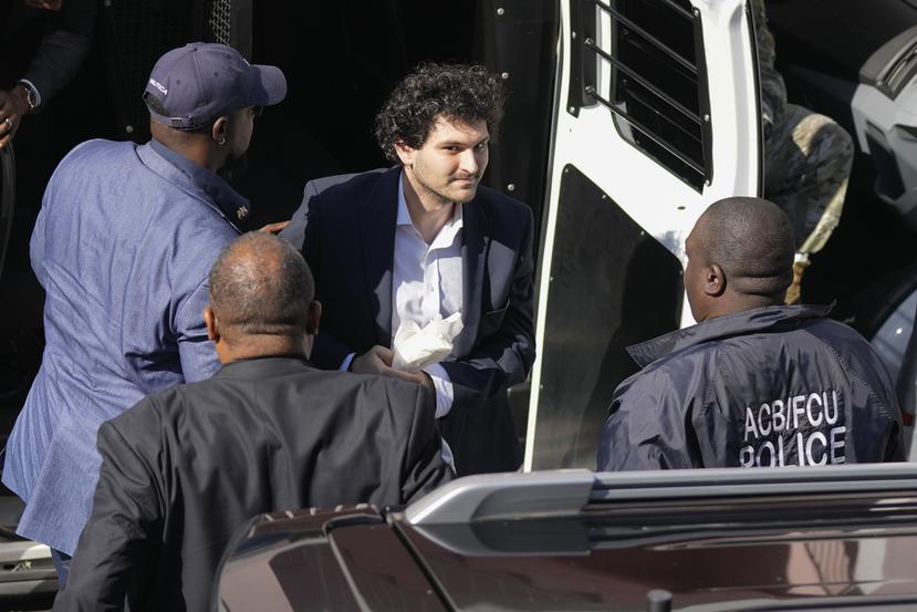 El fundador y exdirector de FTX Sam Bankman-Fried (centro) tras ser arrestado por las autoridades de Bahamas el 12 de diciembre.