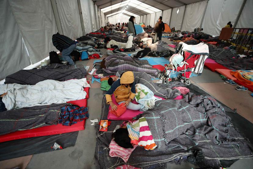 Grupos de migrantes descansan en la Ciudad de México a la espera de seguir con su travesía a los EE.UU. (EFE)