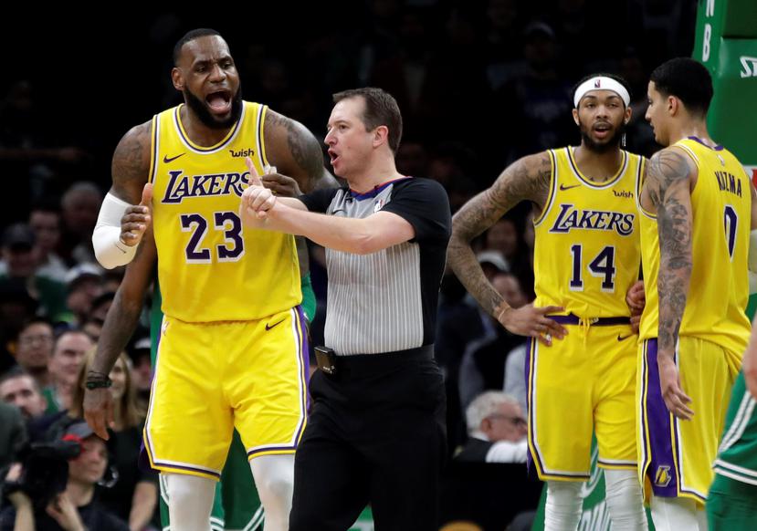 LeBron James no consiguió que los Lakers trajeran en cambio a su amigo Anthony Davis. (AP)