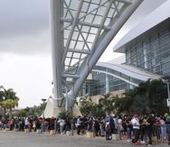 Aficionados que hacían fila para entrar al Puerto Rico Comic Con en el Centro de Convenciones en Miramar.