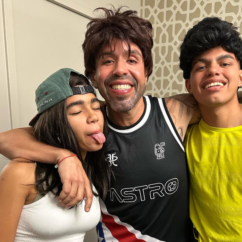 El locutor y sus dos hijos Paula y Ocean Pabón participaron en el programa "Raymond y sus amigos". (Instagram)