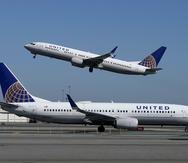 Fotografía de archivo del 15 de octubre de 2020 de un avión de United Airlines despegando mientras otro de la misma aerolínea está en la pista del aeropuerto internacional de San Francisco.