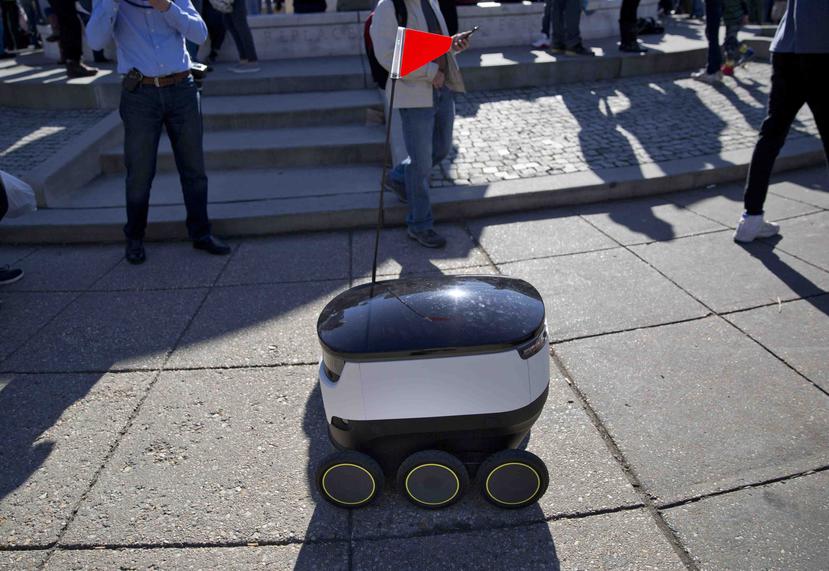 Los robots no pueden circular a más de 43 millas por hora y los operadores humanos deben estar cerca del dispositivo. Además, los robots deben ceder el paso a los peatones. (AP)
