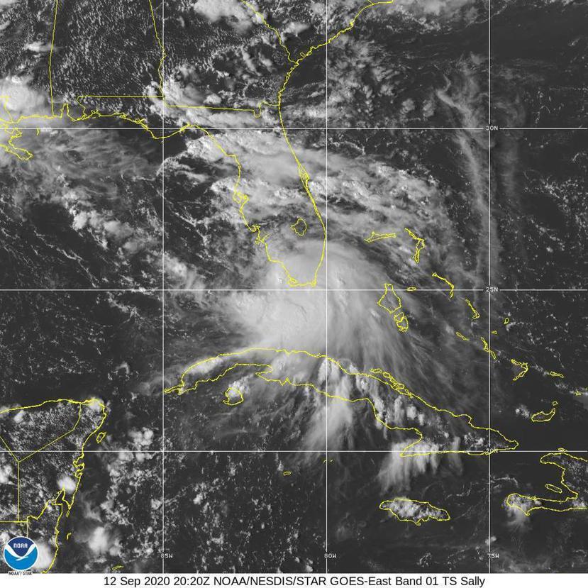 Esta imagen proporcionada por la Oficina Nacional de Administración Oceánica y Atmosférica muestra la formación de la tormenta tropical Sally frente al sur de Florida.