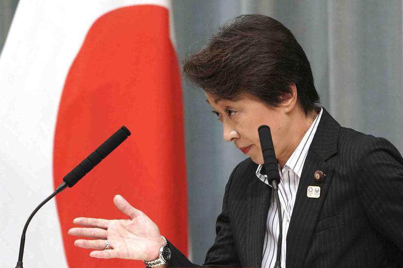 La ministra a cargo de los Juegos Olímpicos de Tokio, Seiko Hashimoto, habla en una conferencia de prensa. (AP)