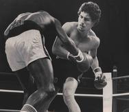 Wilfredo Gómez se apresta a derrumbar a Cornell Hall en lo que fue apenas su décima pelea profesional, disputada en 1976 en San Juan. (Archivo)