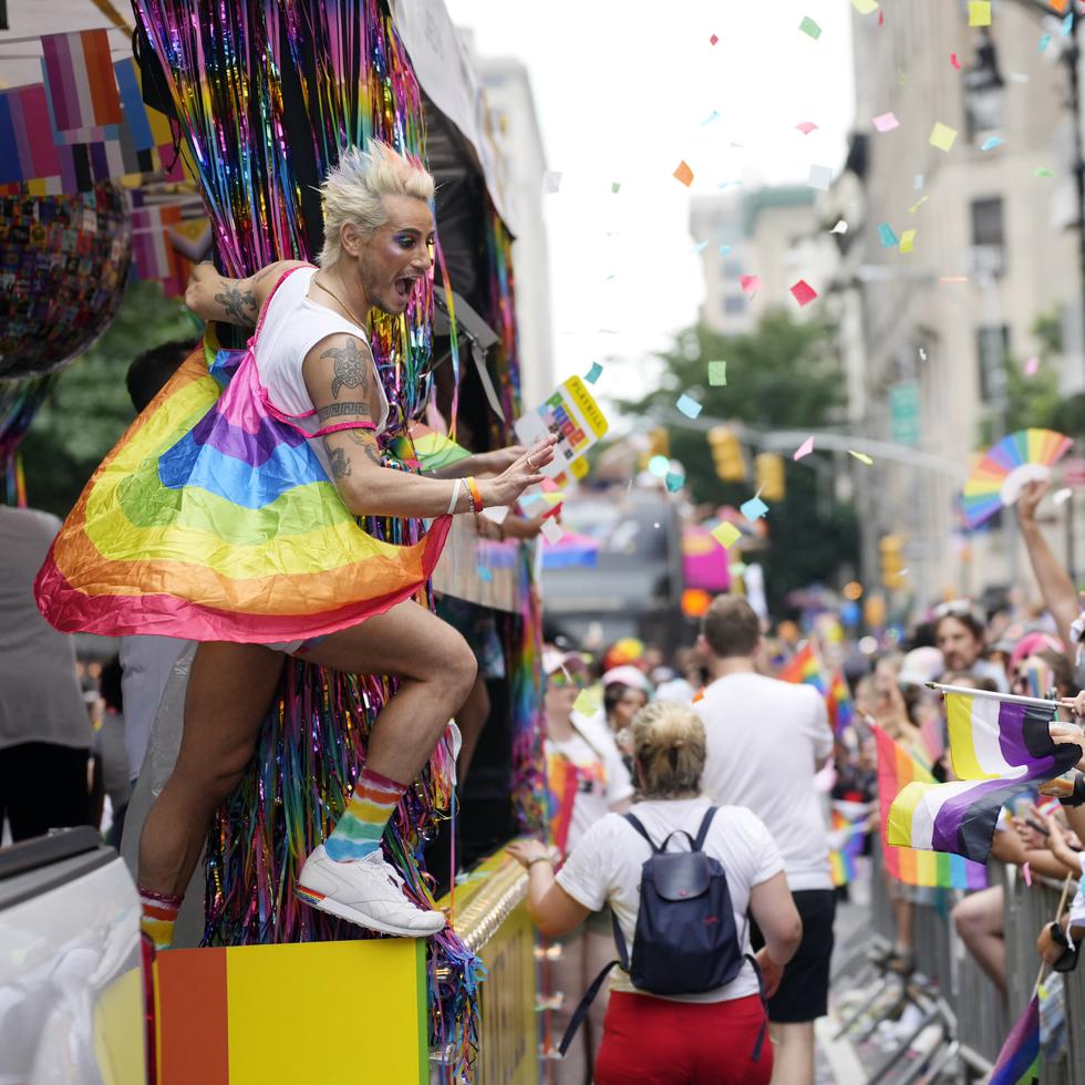 Frankie Grande se dirige a una multitud durante el desfile por el Orgullo LGBTQ+ el domingo 23 de junio de 2023, en la ciudad de Nueva York. (Foto por Charles Sykes/Invision/AP)