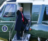 El presidente Donald Trump saluda al abordar el helicóptero Marine One en la Casa Blanca, el miércoles 20 de enero de 2021, en Washington. (AP Foto/Alex Brandon)