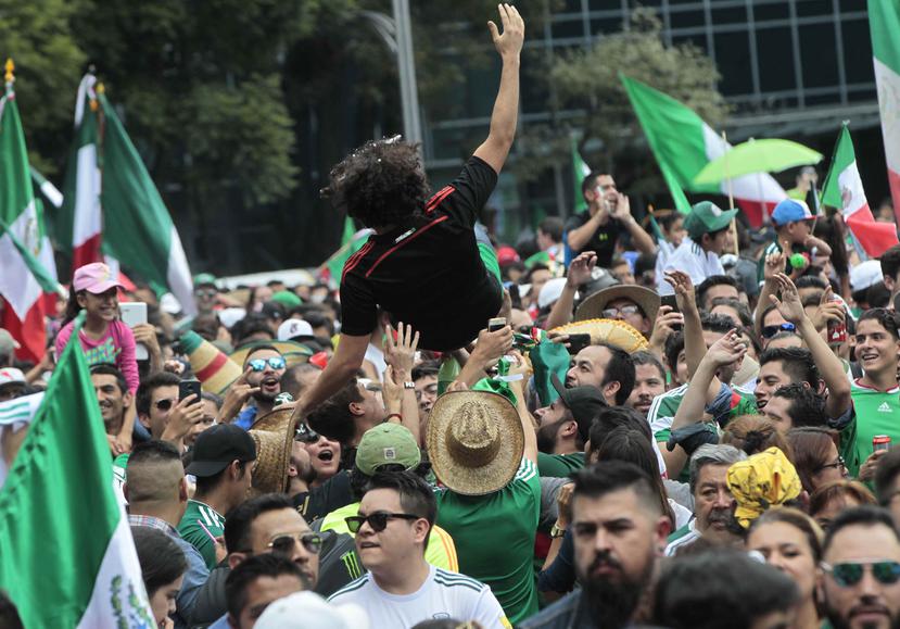 Fanáticos festejan tras la victoria 1-0 de México ante Alemania en el Grupo F del Mundial en el estadio Luzhniki en Moscú, el domingo 17 de junio de 2018.