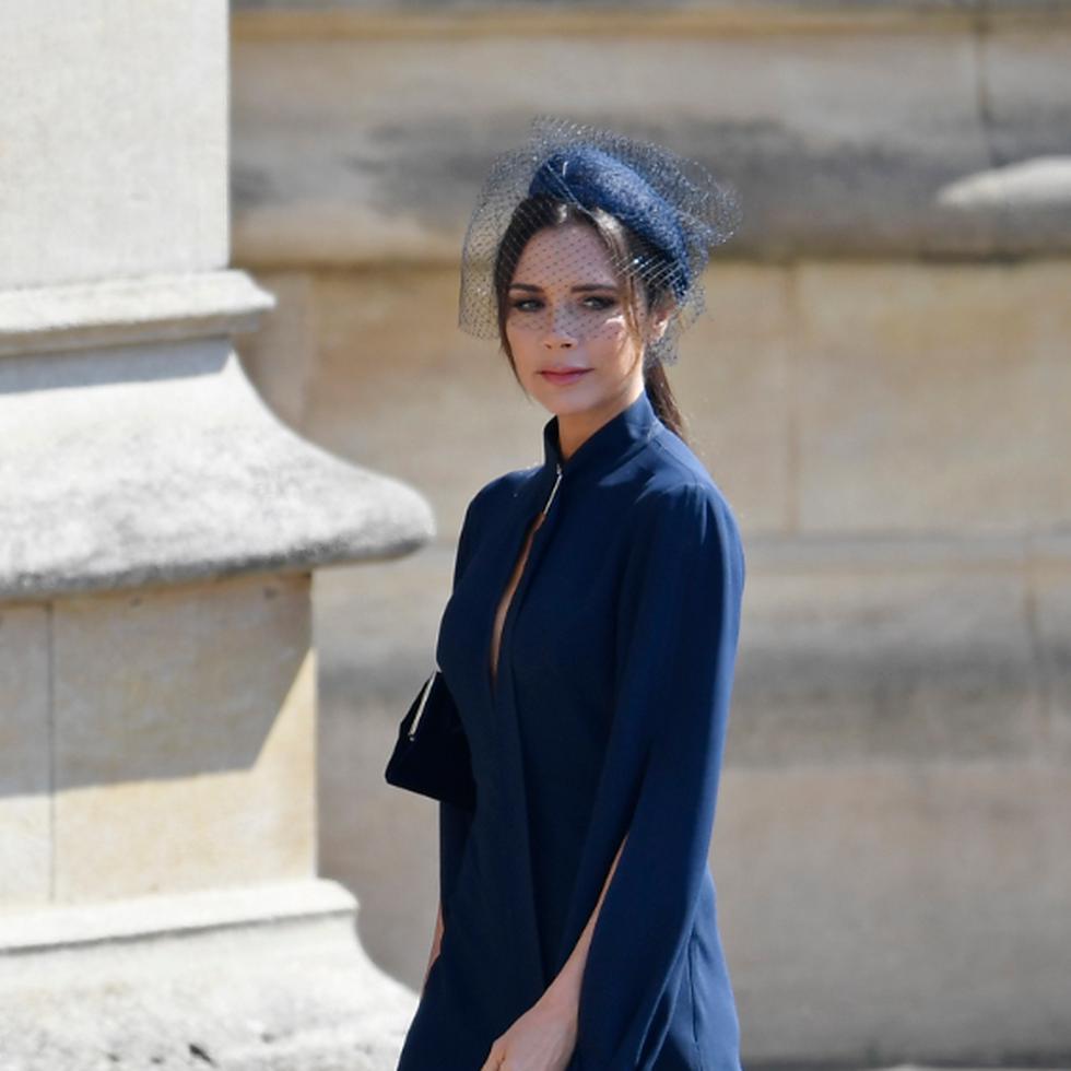 Victoria Beckham llevó un vestido azul marino diseñado por ella misma, mientras que su marido, David, vistió un traje gris de la casa Dior. (AP)