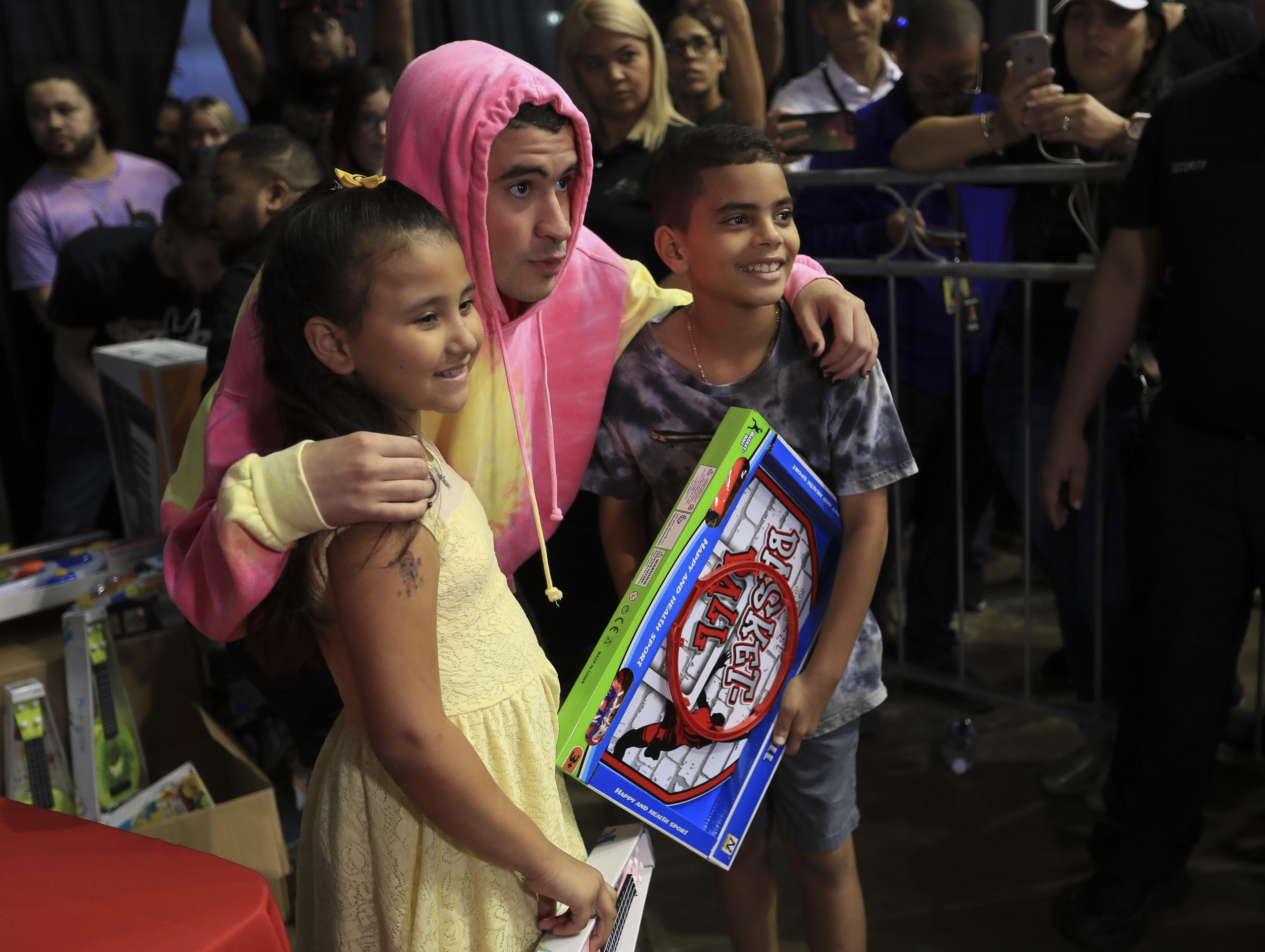 Bad Bunny llega a repartir regalos al Coliseo Roberto Clemente - Primera  Hora