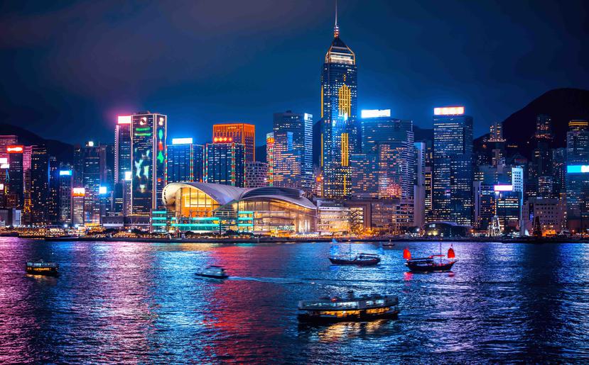 Cada noche,  entre la isla de Hong Kong y el distrito de Kowloon, se efectúa  la Sinfonía de Luces, que convierte el mar  en un espectáculo multimedia gracias a los sistemas de luz y láseres instalados en las torres financieras.  (Suministrada)
