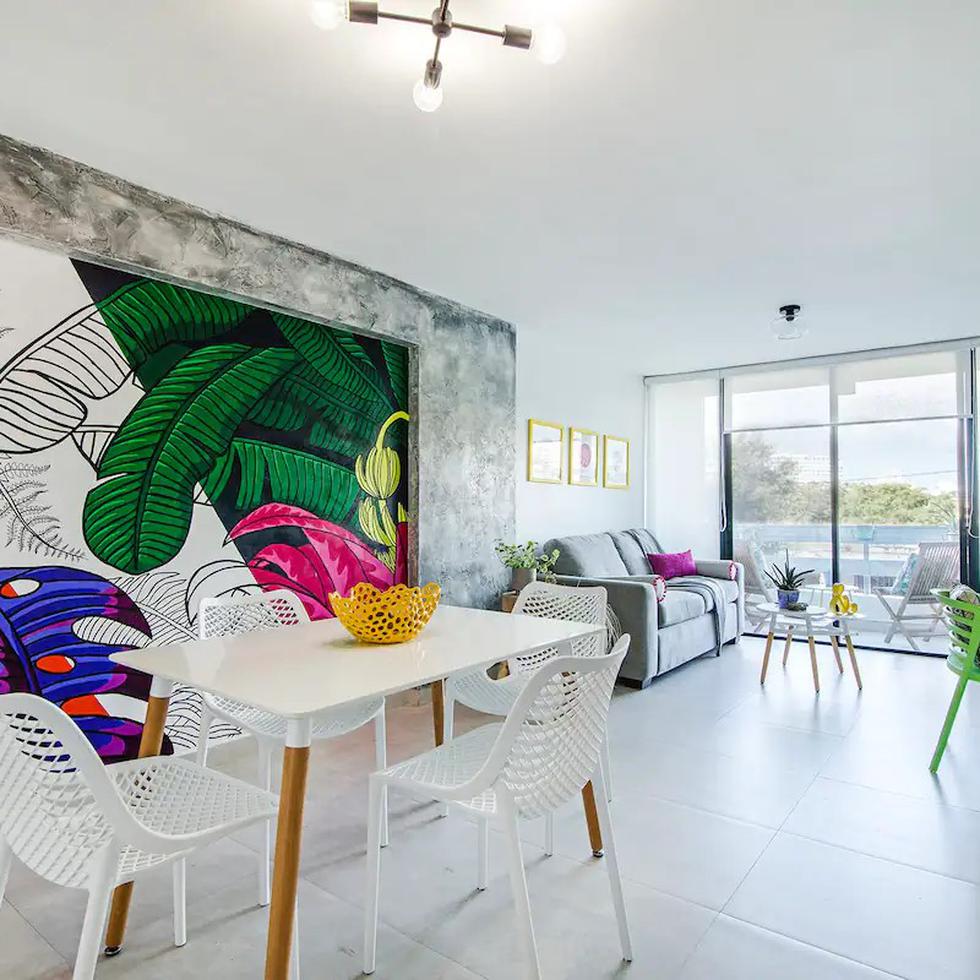 Vista de un apartamento disponible para alquiler a corto plazo en Santurce, a través de la plataforma Airbnb.