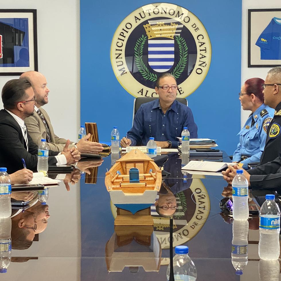 El alcalde de Cataño, Julio Alicea Vasallo, en reunión con oficiales de seguridad pública en su oficina.