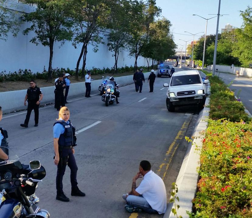 La balacera entre dos vehículos ocurrió a las 7:30 a.m. del domingo en la calle Refugio debajo del puente de la avenida Manuel Fernández Juncos, en Santurce.