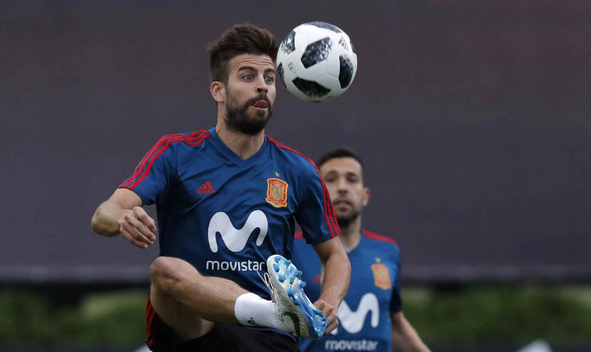 Gerard Piqué controla el balón durante una práctica de España. (AP)