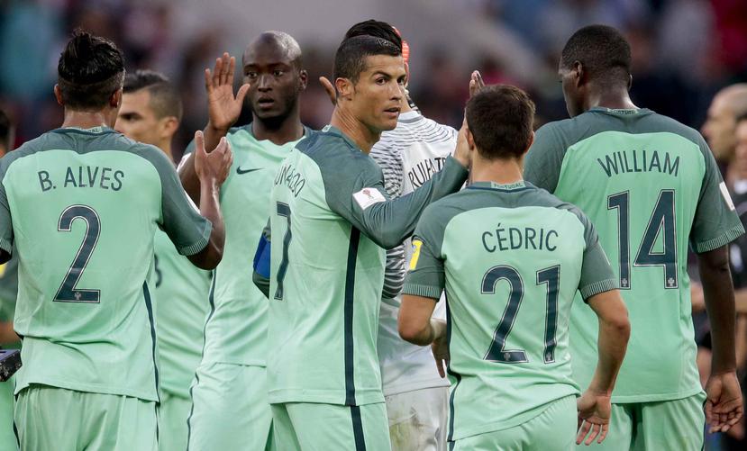 Cristiano puso a Portugal al frente a los ocho minutos con un cabezazo en el Estadio Spartak de Moscú. (AP)