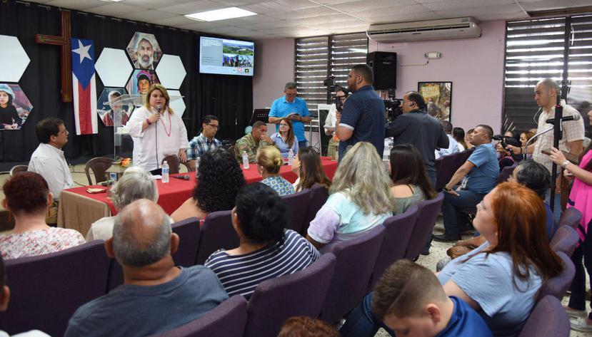 Jenniffer González y Gabriel Rodríguez Aguiló hablaron con residentes de Ciales sobre las propuestas para reconstruir su comunidad año y medio después del paso de María. (Suministrada)